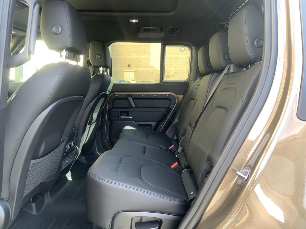 2025 Land Rover Defender 130 X-Dynamic SE photo 9