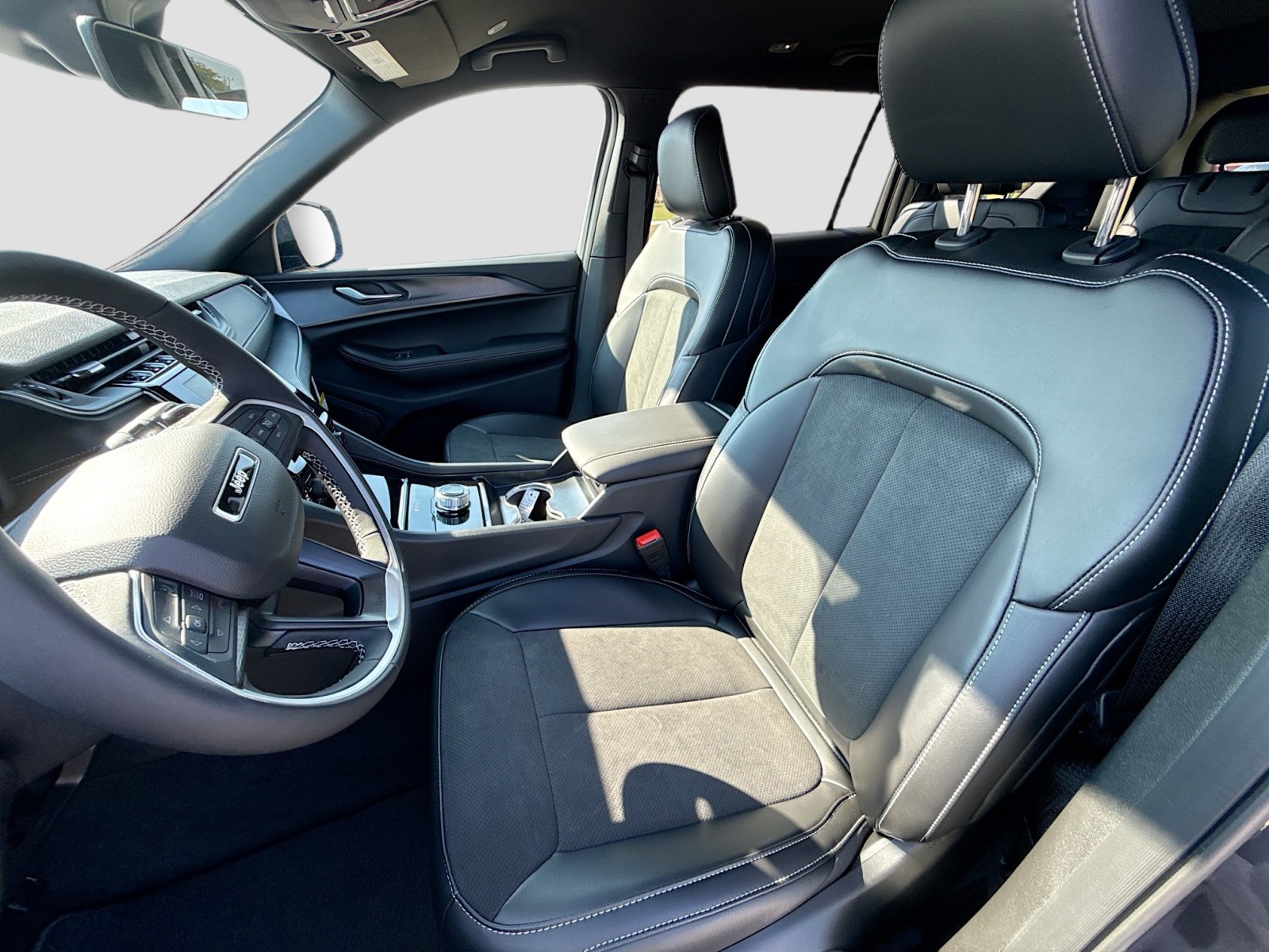2025 Jeep Grand Cherokee Laredo Altitude photo 14