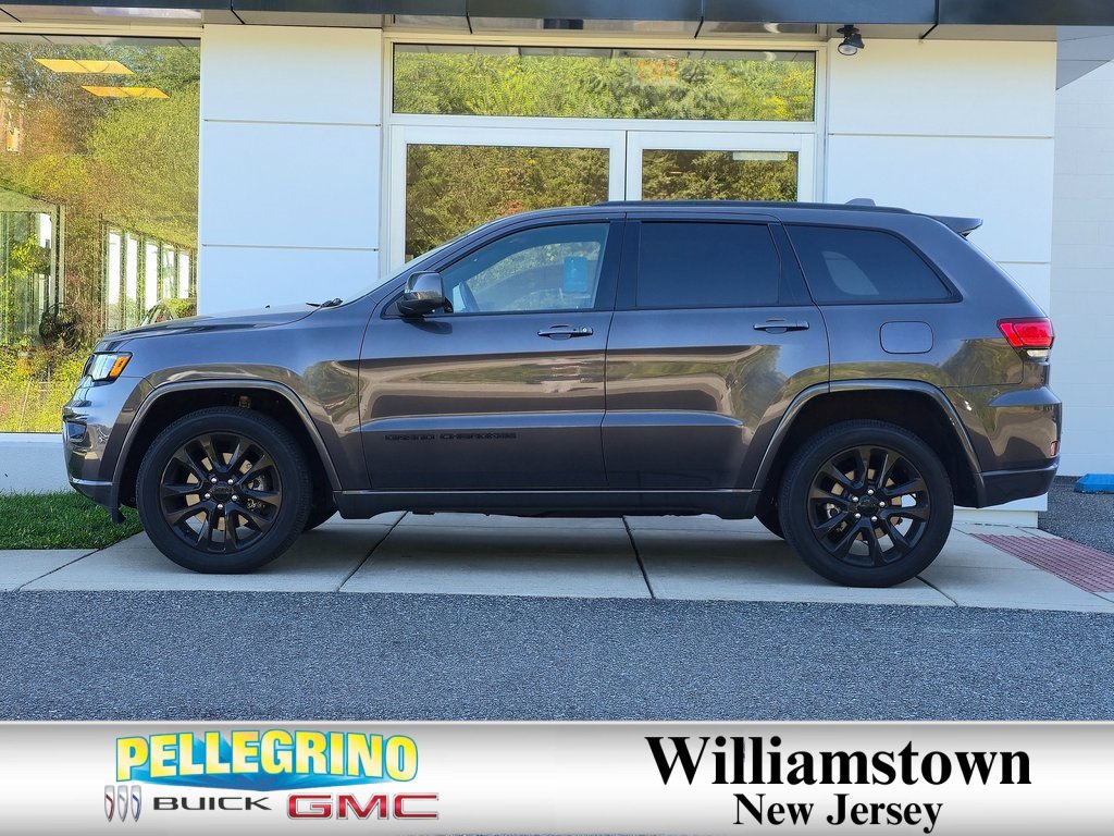 2021 Jeep Grand Cherokee Laredo photo 2
