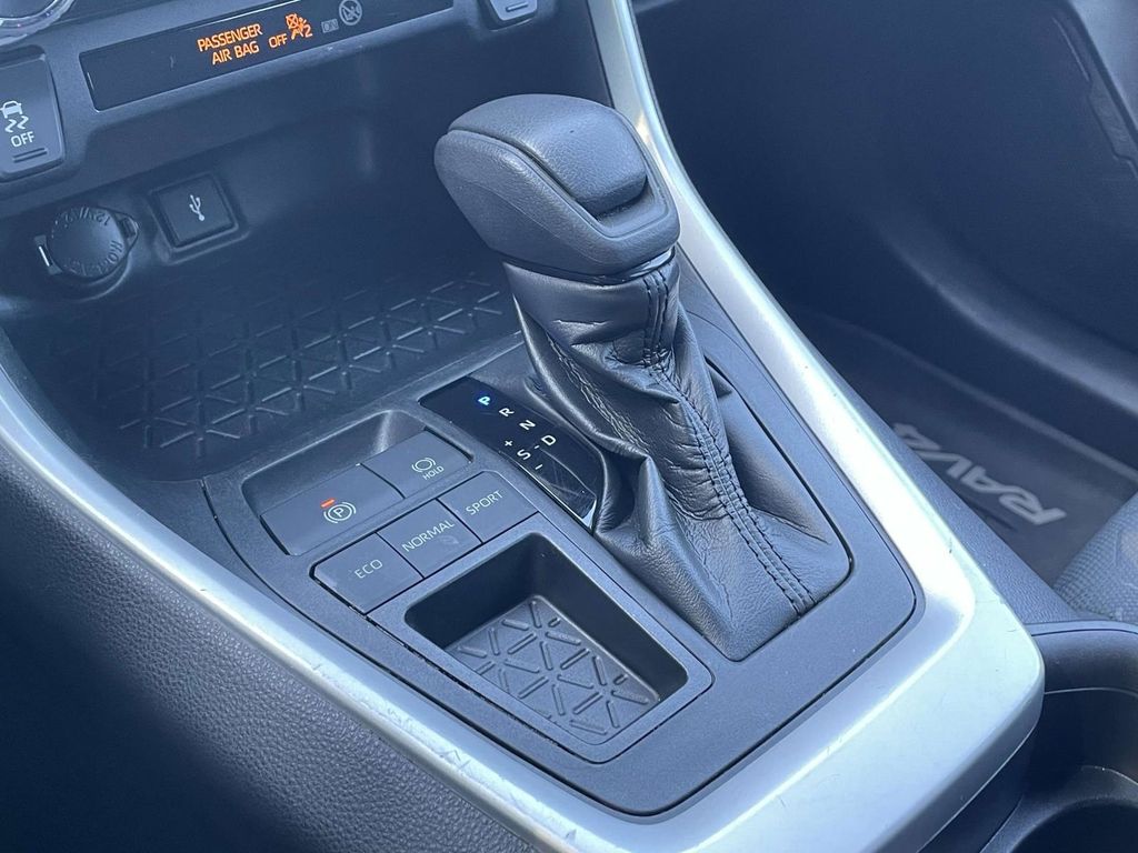 2020 Toyota RAV4 XLE photo 38
