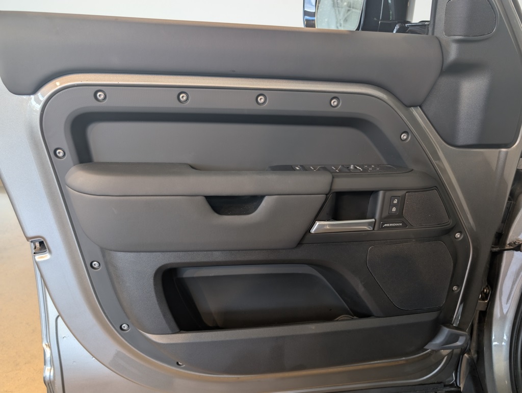 2025 Land Rover Defender 110 S photo 11