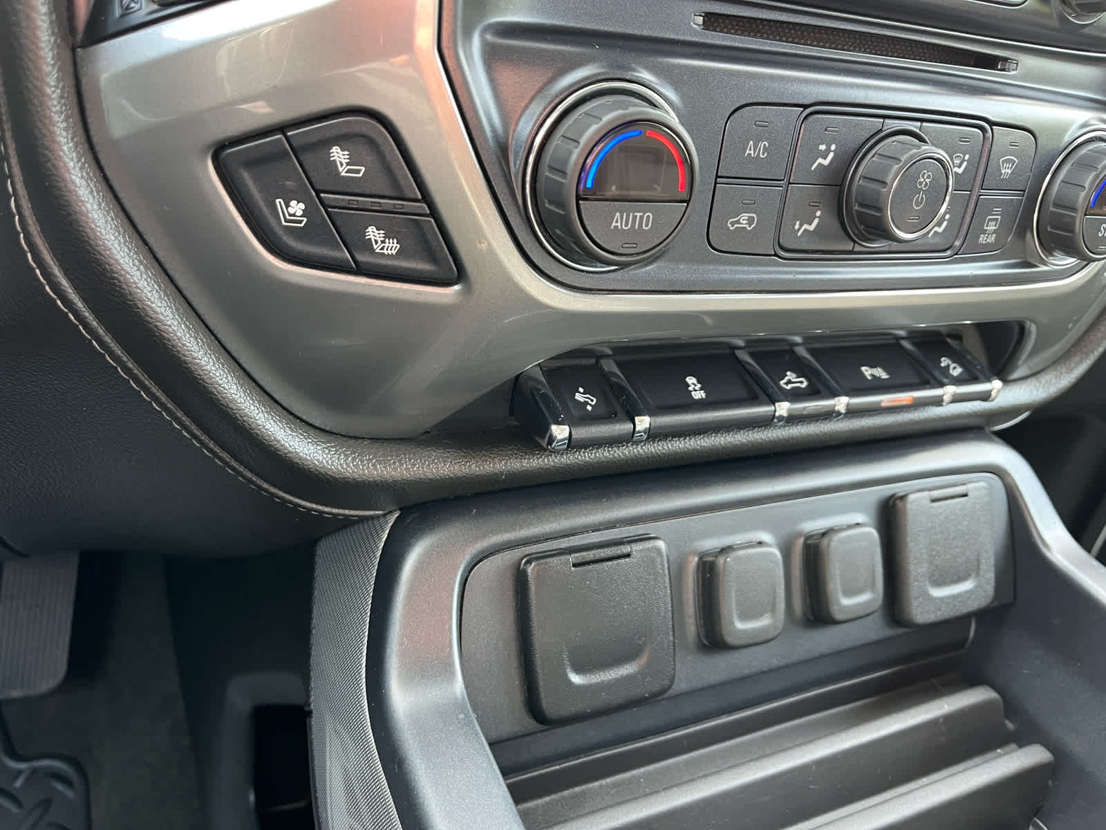 2018 Chevrolet Silverado 2500HD LTZ photo 34