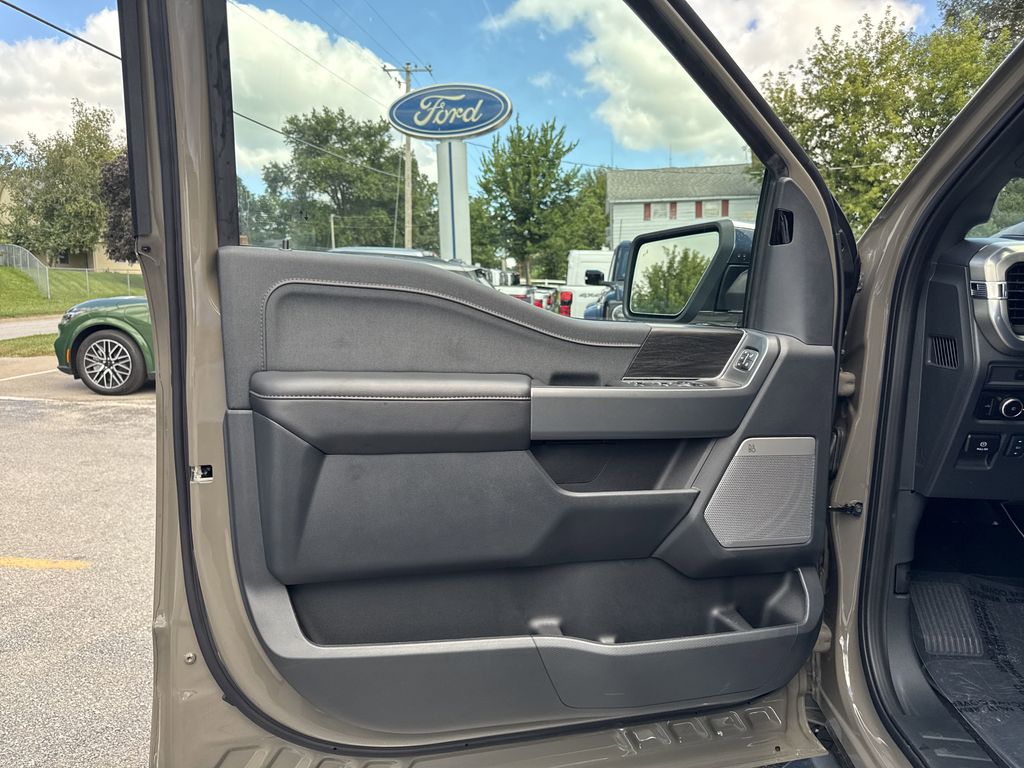 2025 Ford F-150 Lariat photo 16