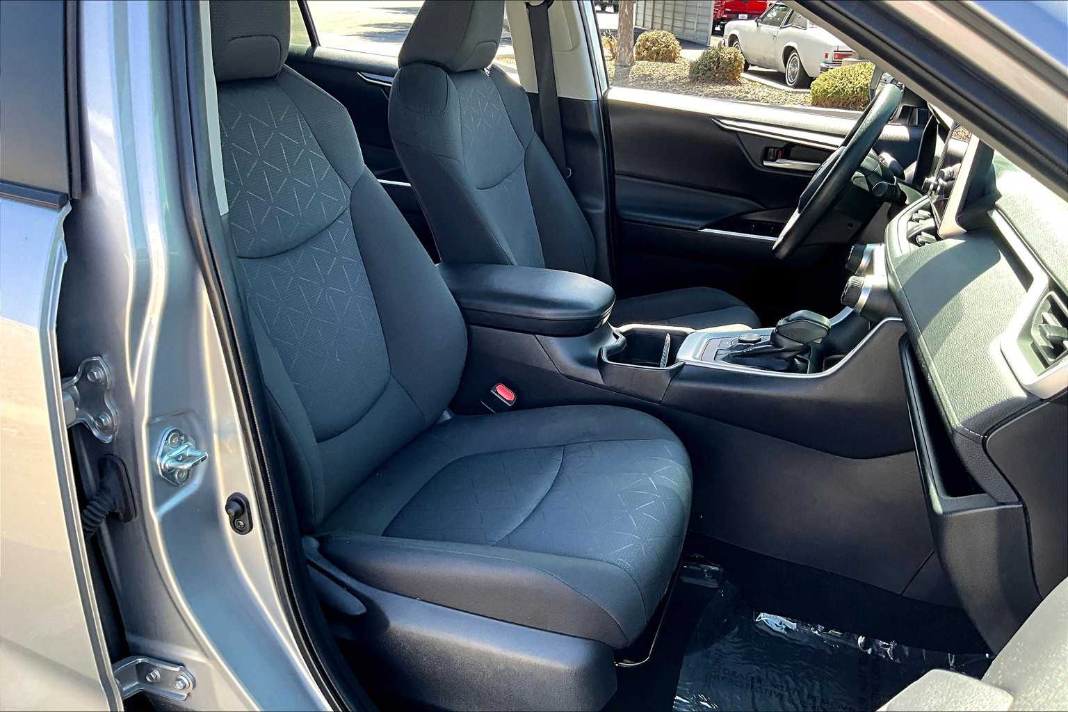 2024 Toyota RAV4 Hybrid XLE photo 7