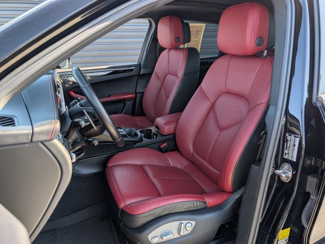 2023 Porsche Macan T photo 4