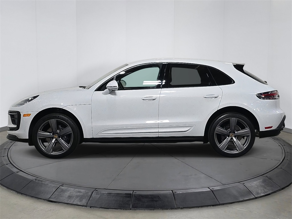 2024 Porsche Macan photo 3