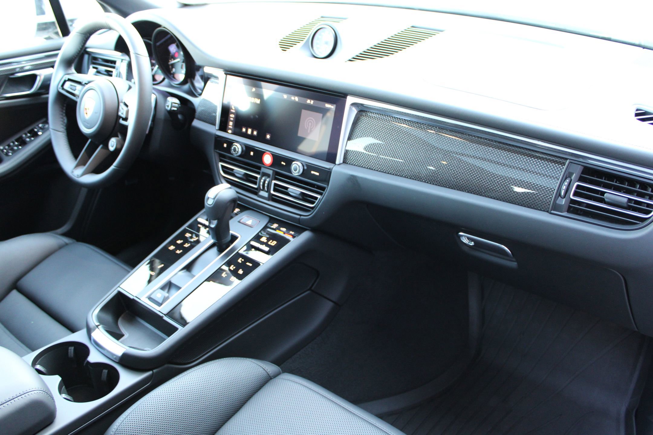 2026 Porsche Macan GTS photo 24