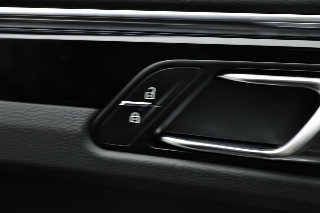 2025 Porsche Macan T photo 17