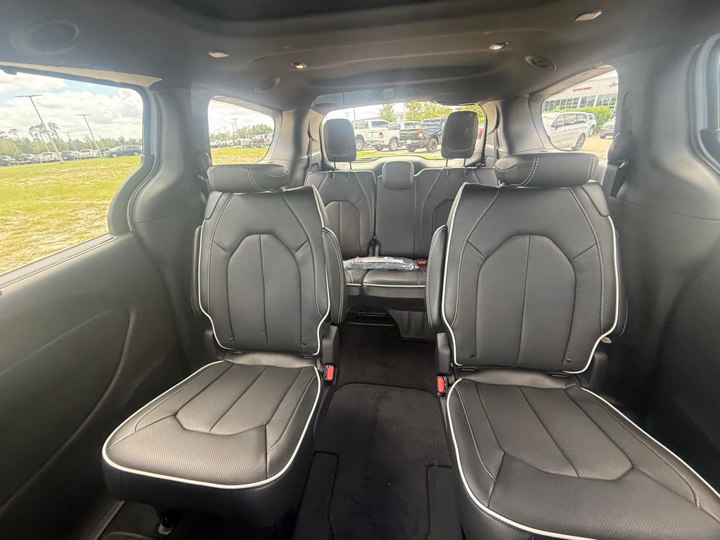 2026 Chrysler Pacifica Limited photo 19