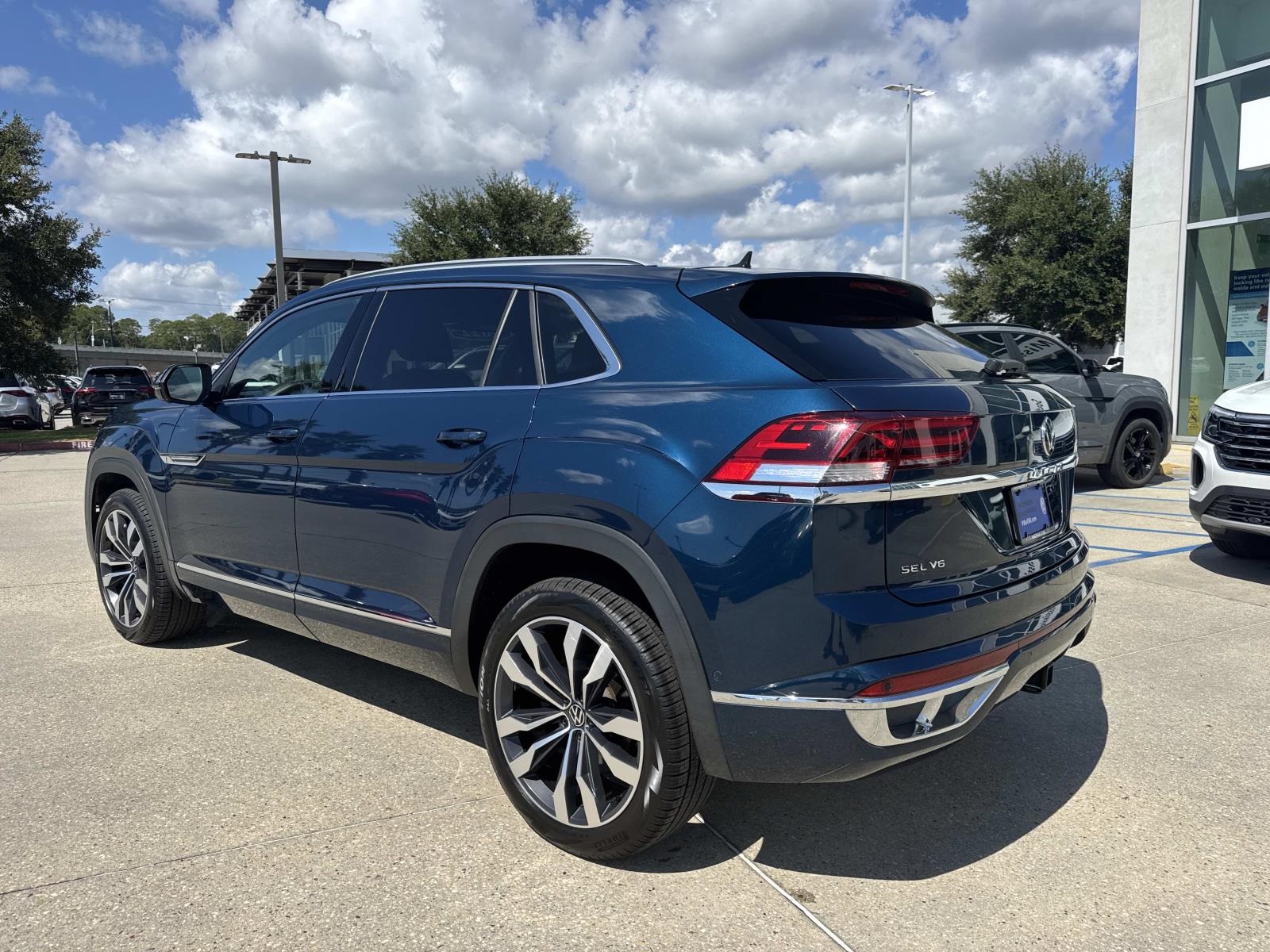 2022 Volkswagen Atlas Cross Sport V6 SEL Premium R-Line photo 6
