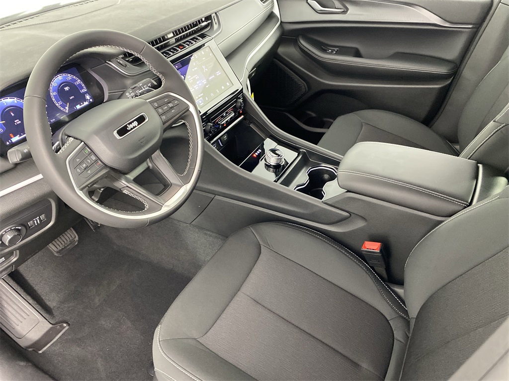 2025 Jeep Grand Cherokee Laredo X photo 8