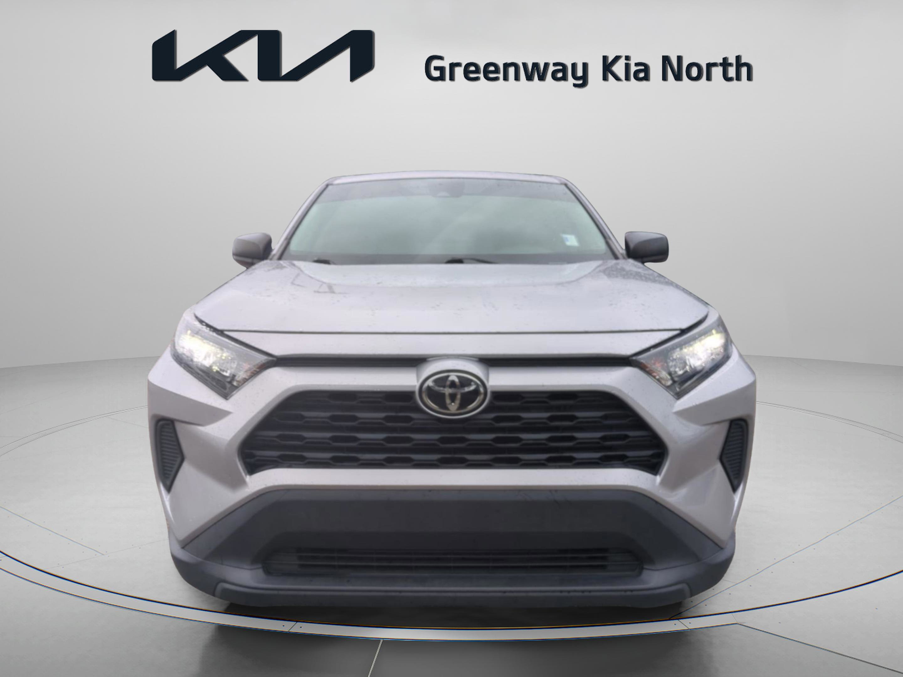 2022 Toyota RAV4 LE photo 2