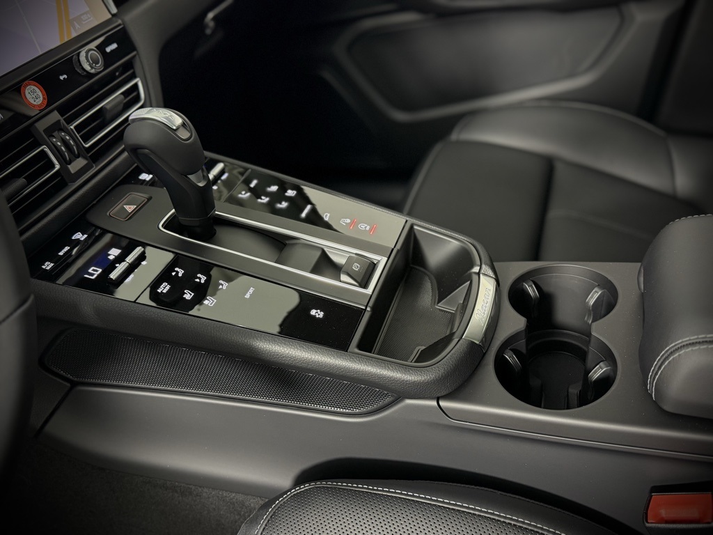 2025 Porsche Macan T photo 22