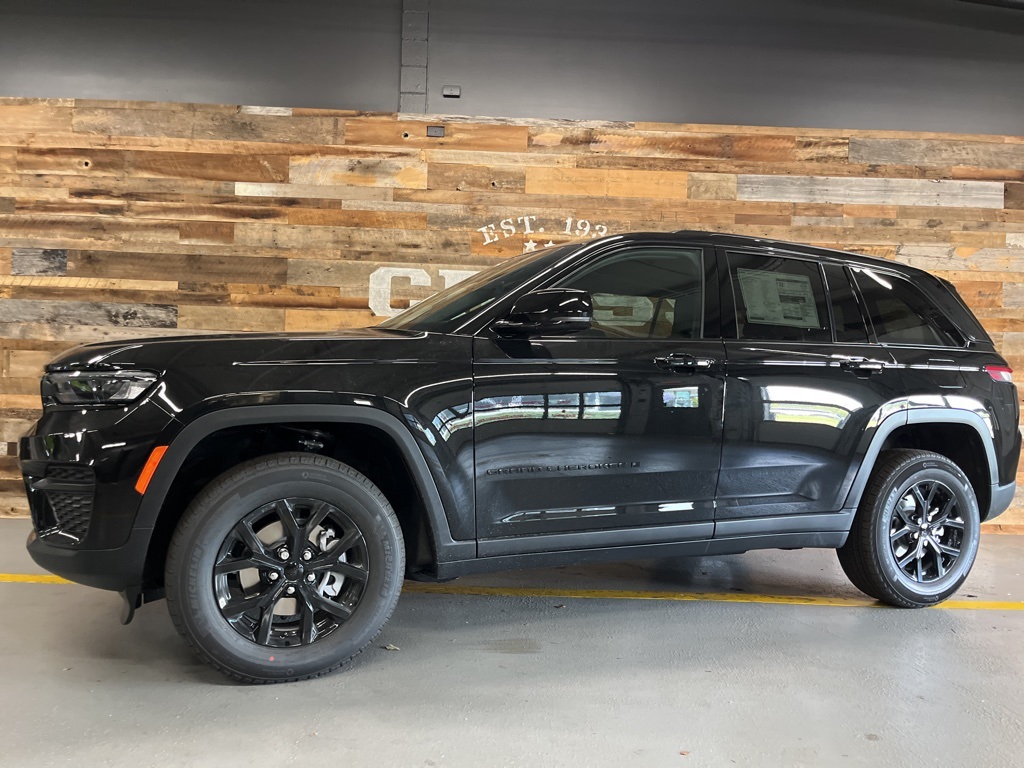 2025 Jeep Grand Cherokee Altitude photo 3