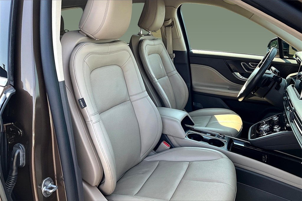 2022 Lincoln Corsair Standard photo 4