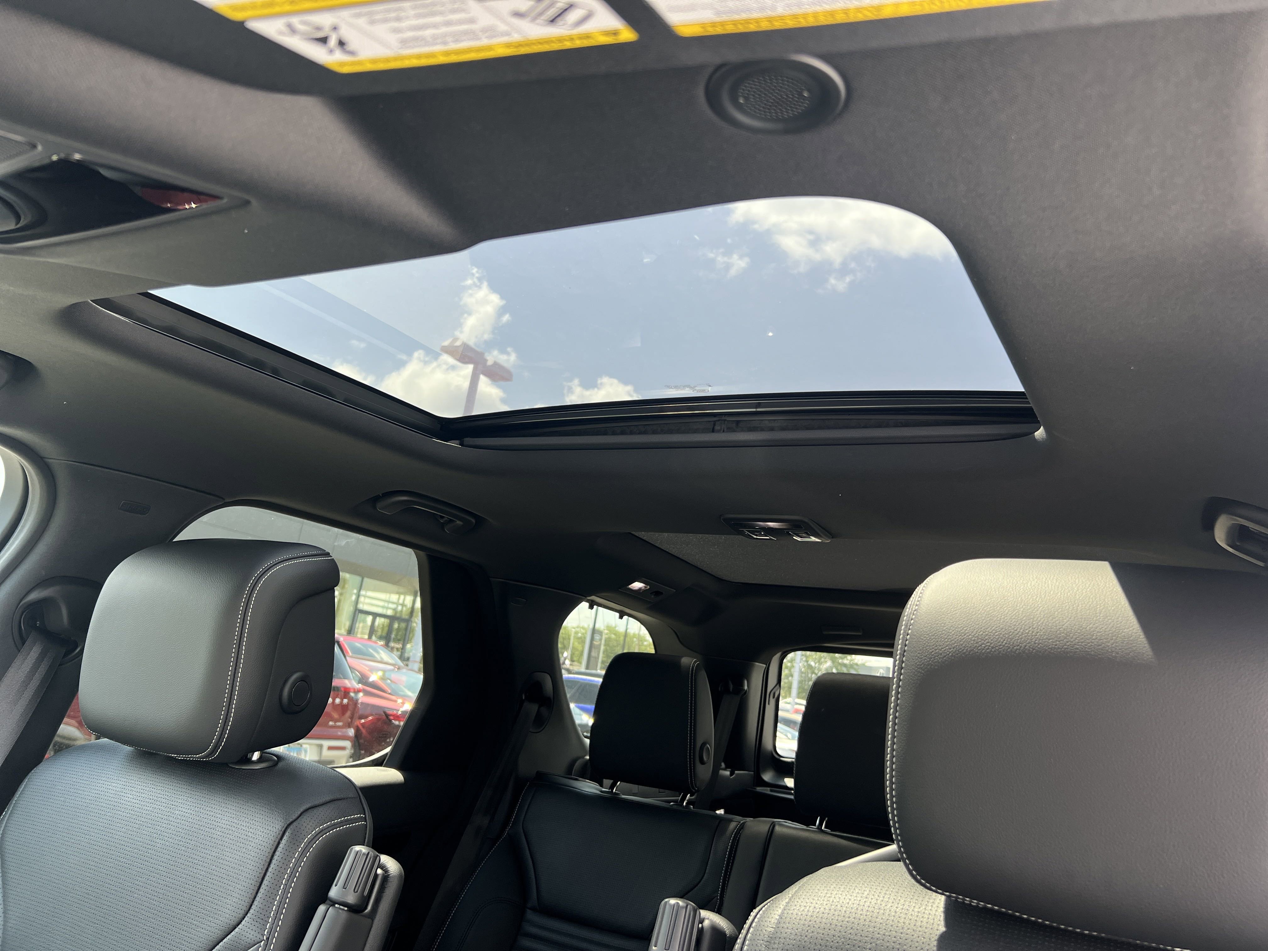 2025 Land Rover Discovery S photo 15