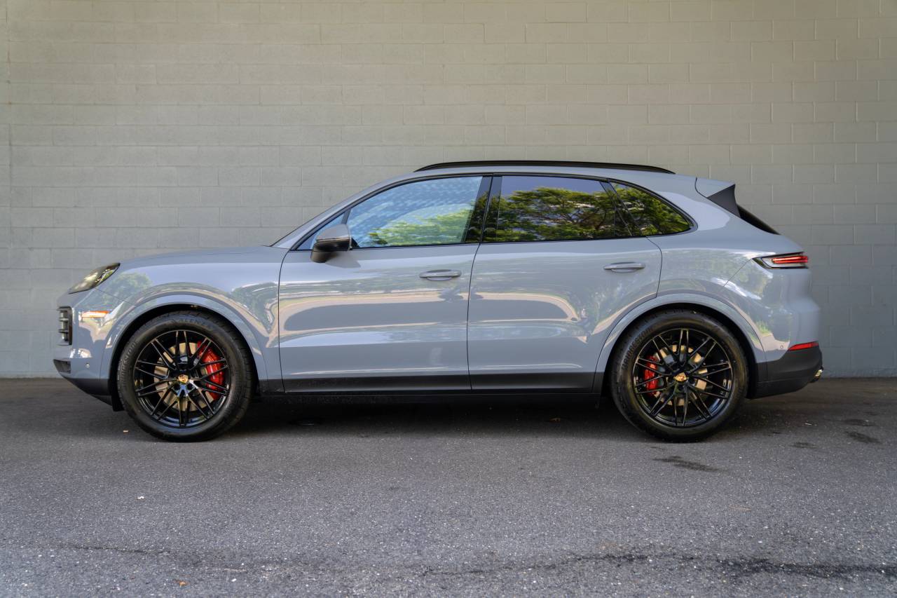 2025 Porsche Cayenne S photo 2