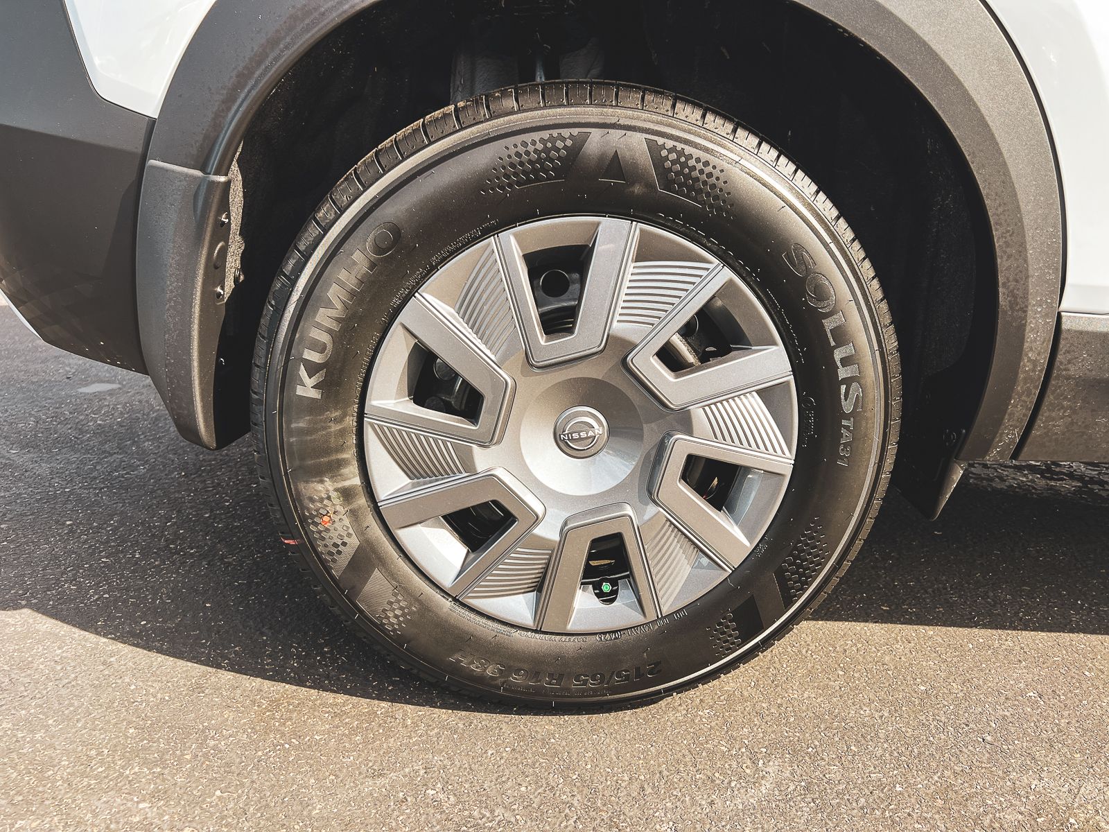 2025 Nissan Kicks S photo 3