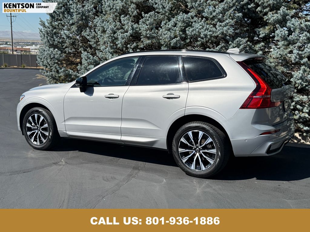 2025 Volvo XC60 B5 Plus photo 4