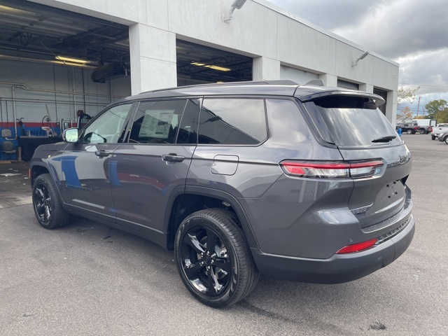 2025 Jeep Grand Cherokee Limited photo 4