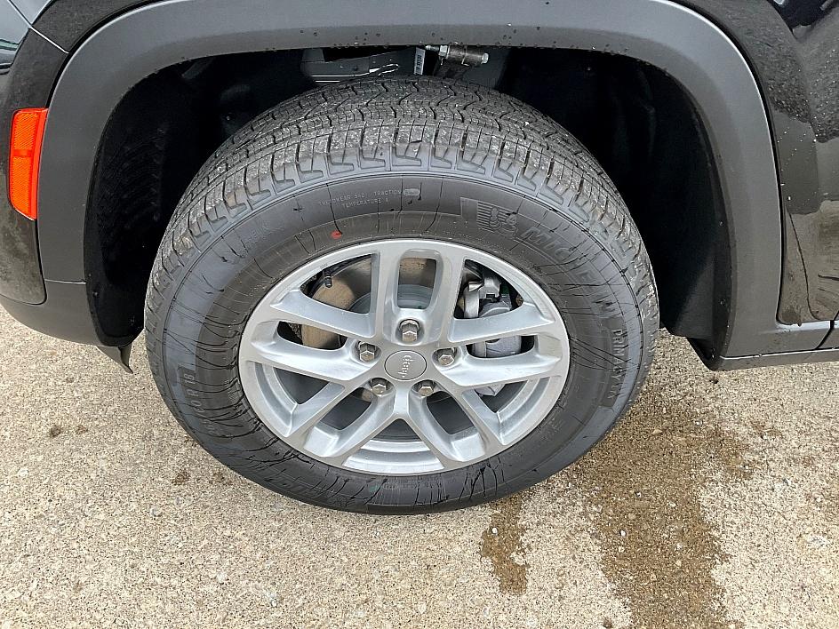 2025 Jeep Grand Cherokee Laredo photo 10