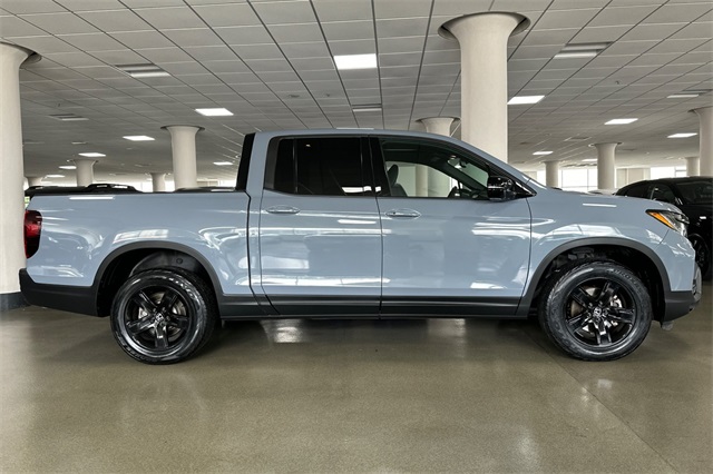 2023 Honda Ridgeline Black Edition photo 3