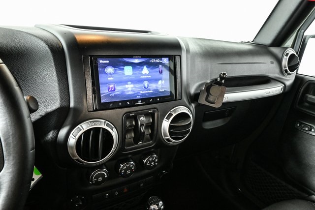 2015 Jeep Wrangler Unlimited Rubicon photo 11