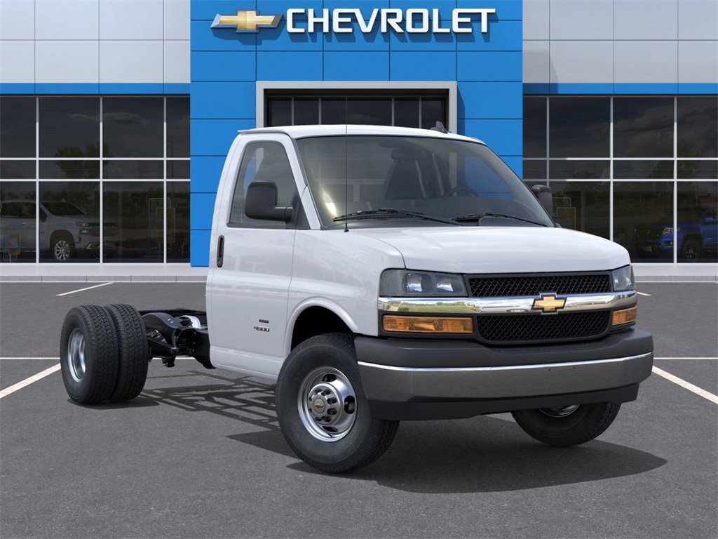 2025 Chevrolet Express Cutaway 3500 photo 3