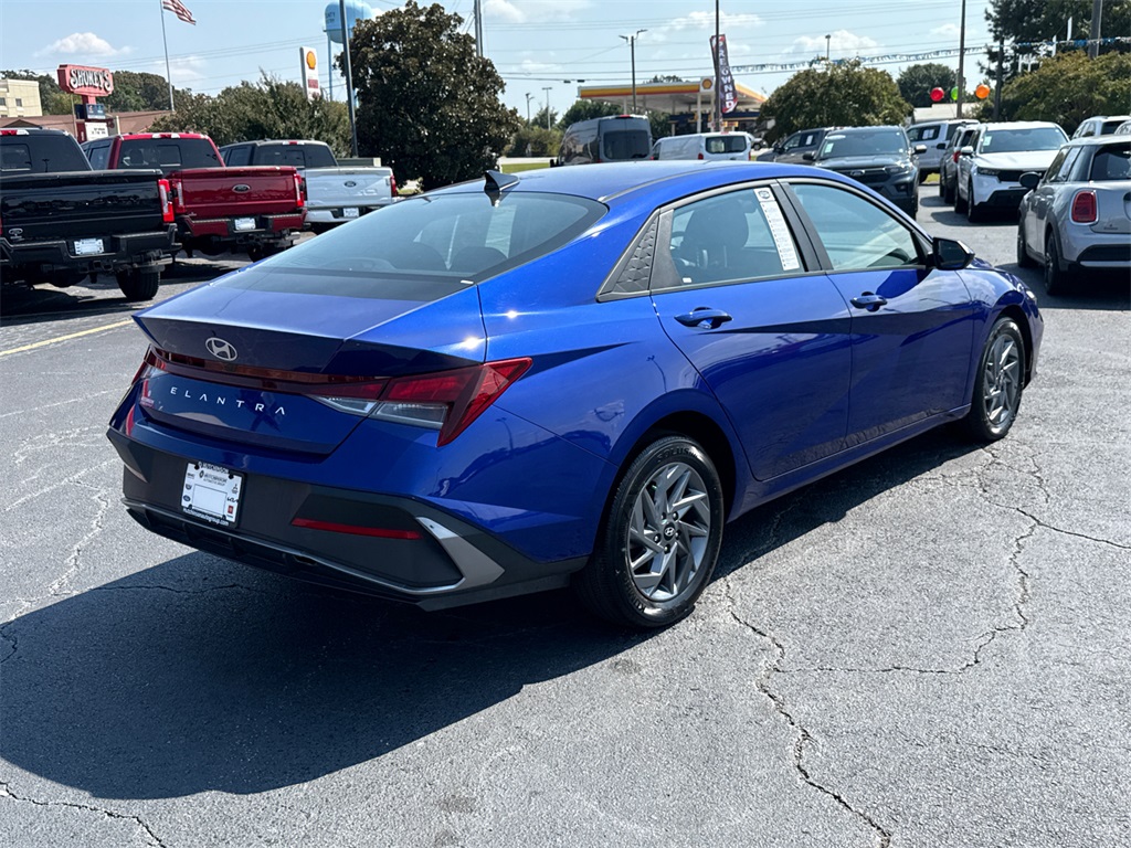 2024 Hyundai Elantra SEL photo 3