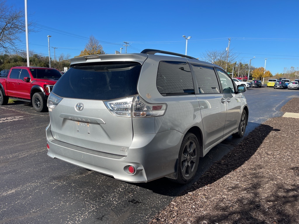 2020 Toyota Sienna SE photo 3