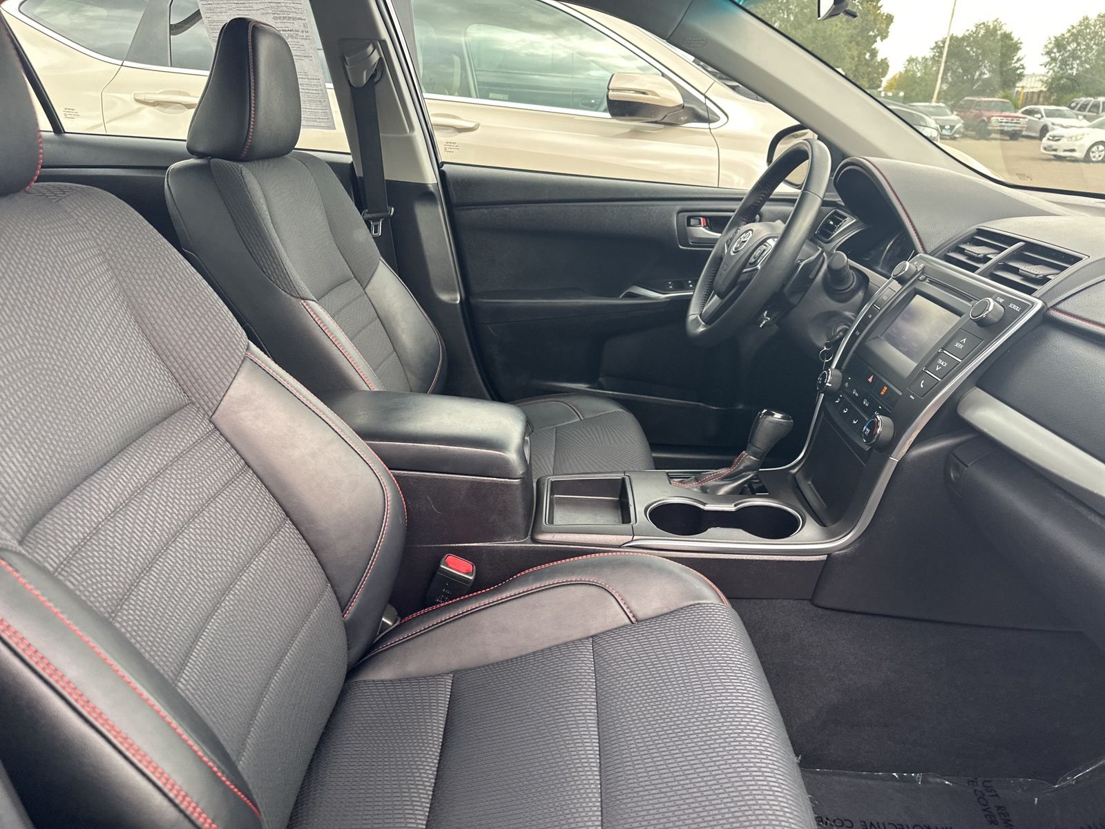 2016 Toyota Camry XLE photo 31