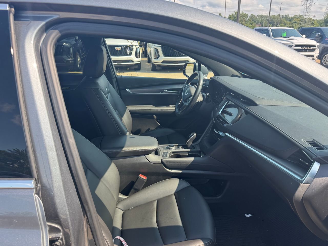 2022 Cadillac XT5 Luxury photo 2