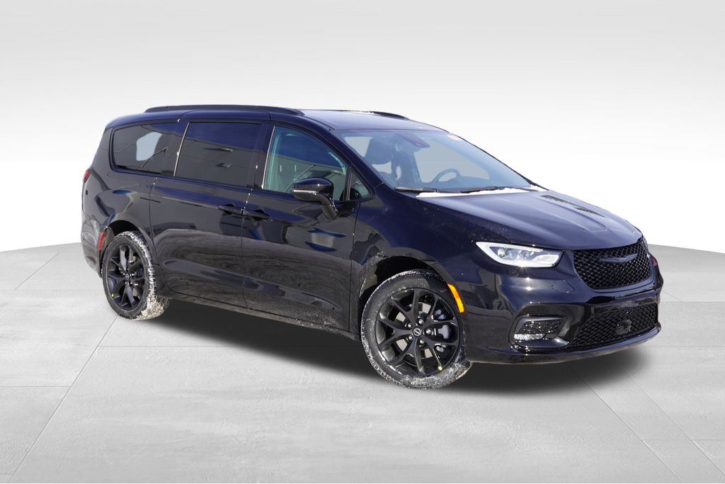 2026 Chrysler Pacifica Select's photo
