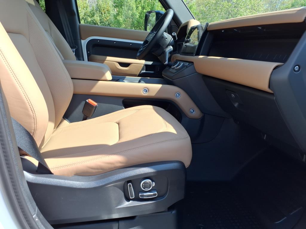 2025 Land Rover Defender 130 S photo 2