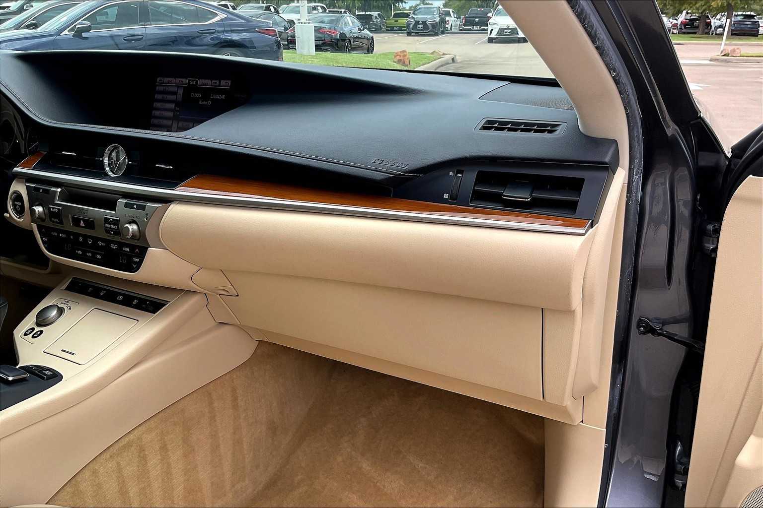 2013 Lexus ES 300h photo 16