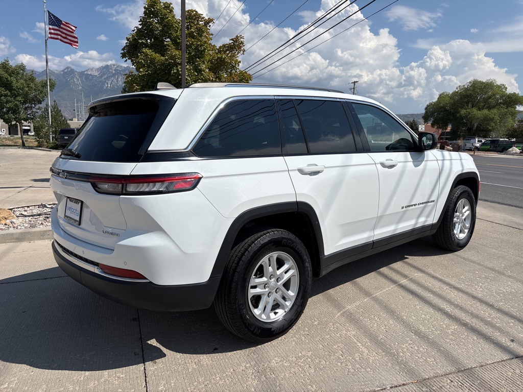 2023 Jeep Grand Cherokee Laredo photo 4