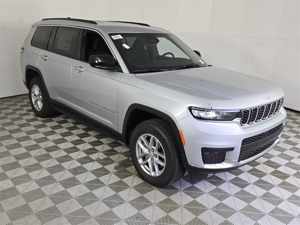 2025 Jeep Grand Cherokee Laredo photo 2