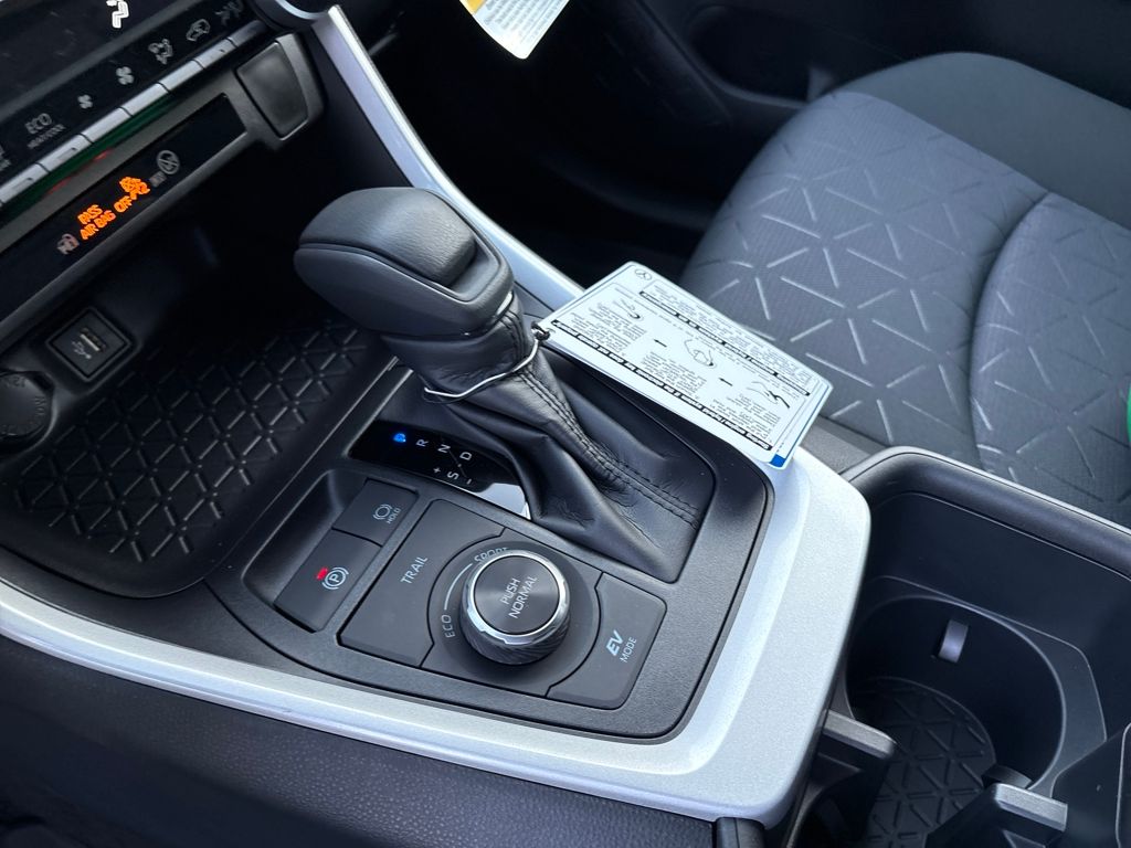 2025 Toyota RAV4 Hybrid XLE photo 23