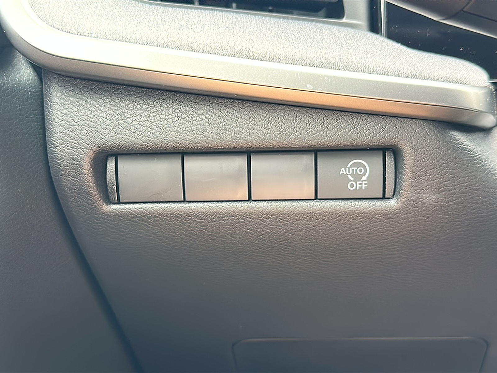 2025 Nissan Kicks SV photo 8