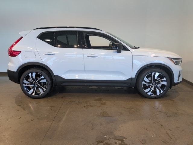 2026 Volvo XC40 photo 6