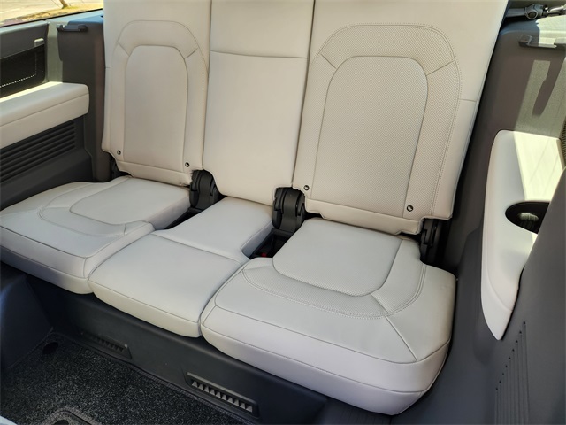 2025 Land Rover Defender 130 X-Dynamic SE photo 18