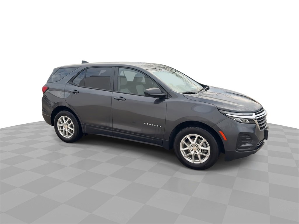 2022 Chevrolet Equinox LS photo 2