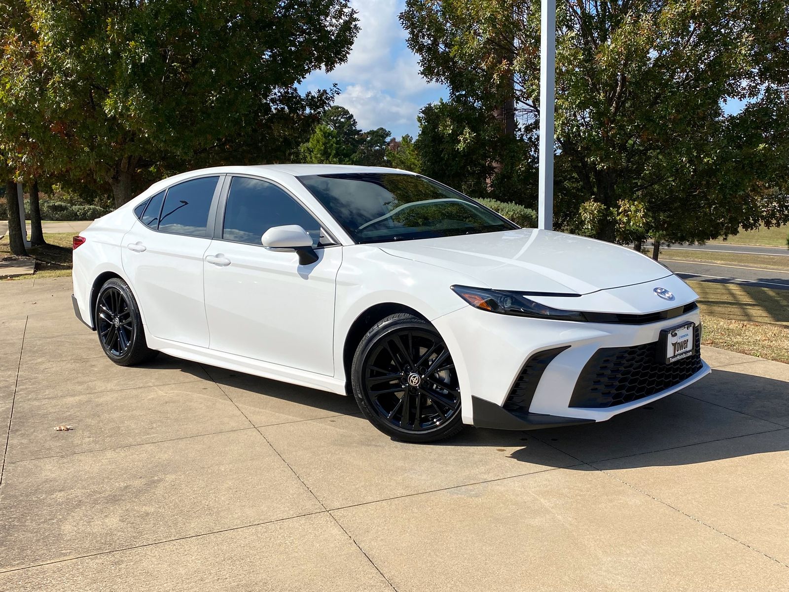 2025 Toyota Camry SE's photo