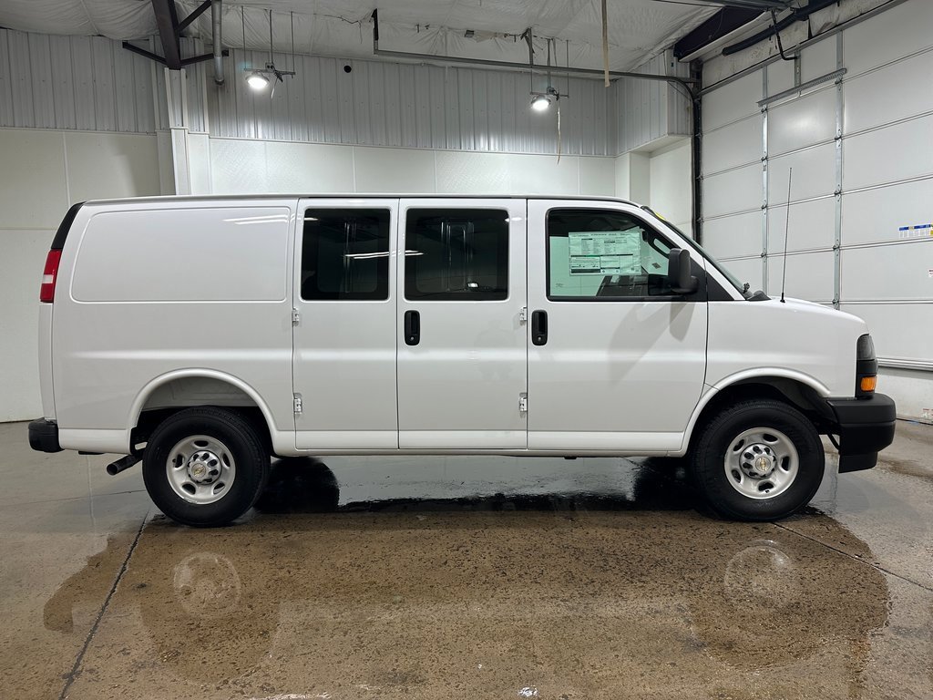 2025 Chevrolet Express Cargo 3500 photo 2