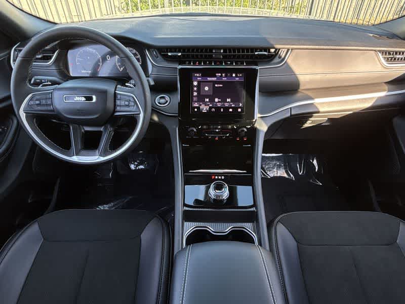 2025 Jeep Grand Cherokee Altitude photo 12