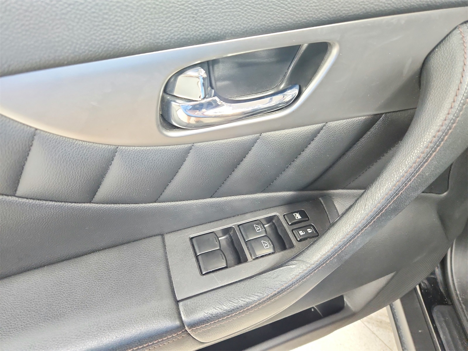 2017 Infiniti QX70 Base photo 27