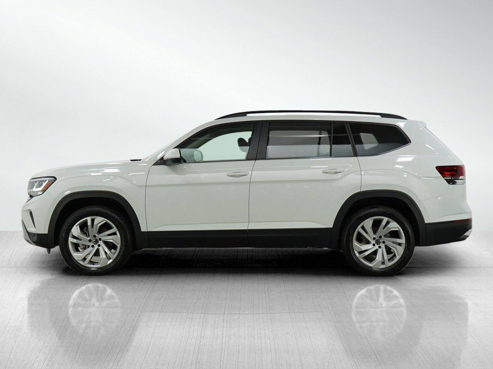 Used 2022 Volkswagen Atlas SE w/Tech with VIN 1V2HR2CA2NC529981 for sale in Minneapolis, Minnesota