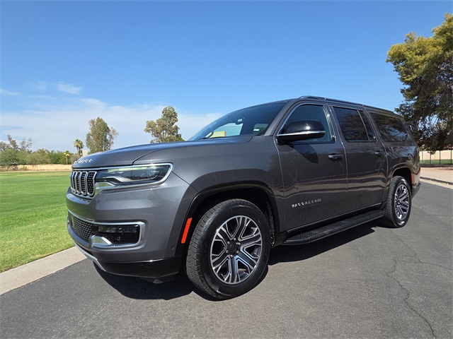 2023 Jeep Wagoneer L Series II photo 2