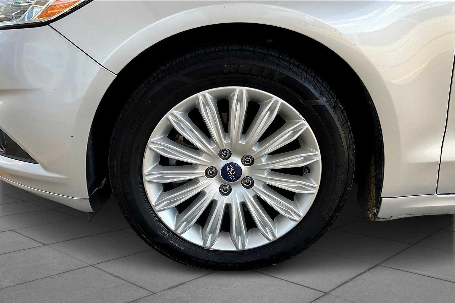 2014 Ford Fusion SE Hybrid photo 10
