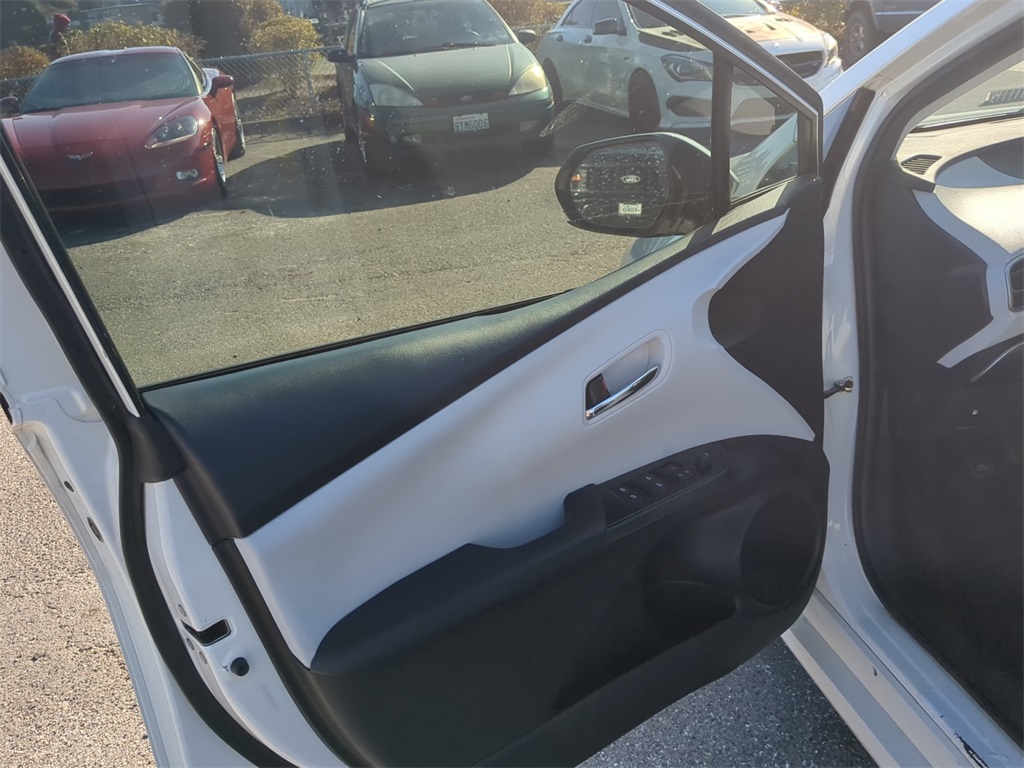 2017 Toyota Prius Three Touring photo 11